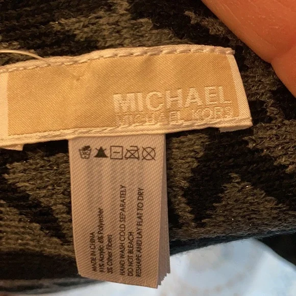 NWT Michael by Michael Kors scarf in black & charcoal. Hand wash cold. About 63” - Picture 6 of 7
